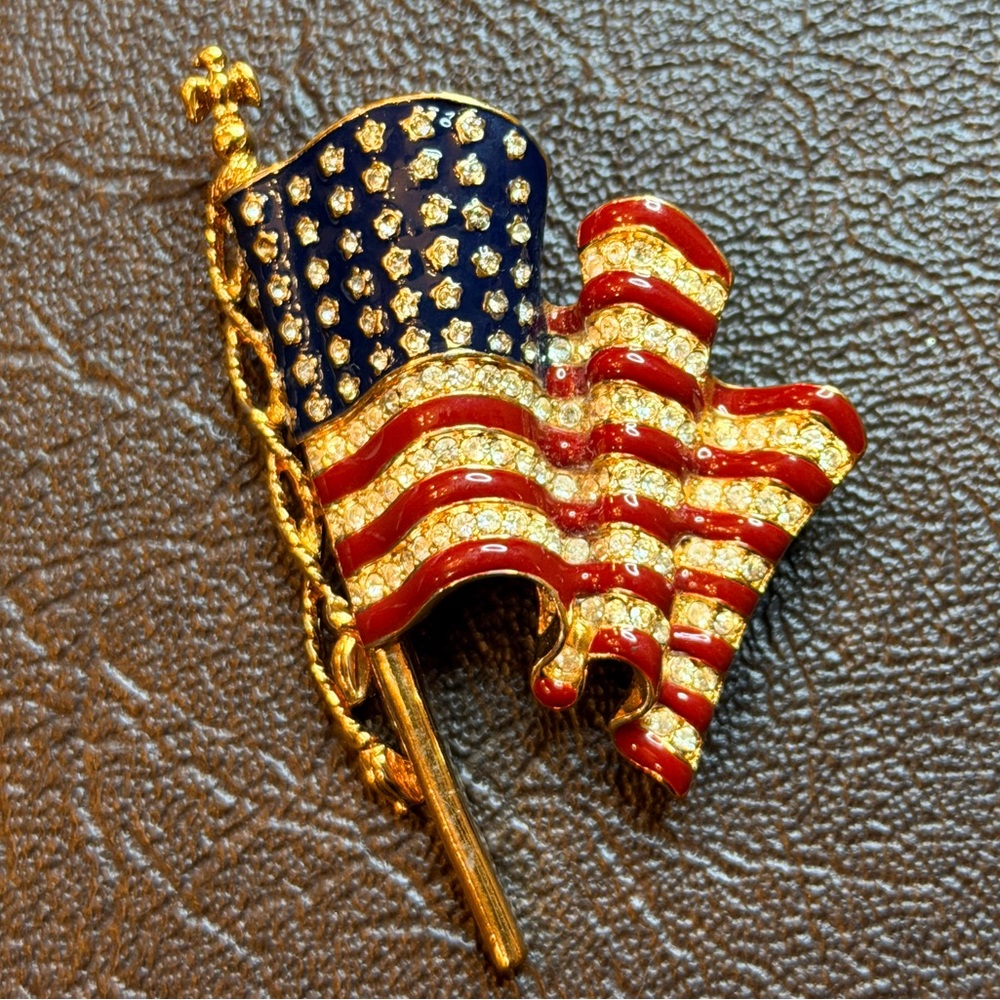 VINTAGE🇺🇸Trifari🇺🇸1996 Enamel & Rhinestone American Flag Pin Brooch